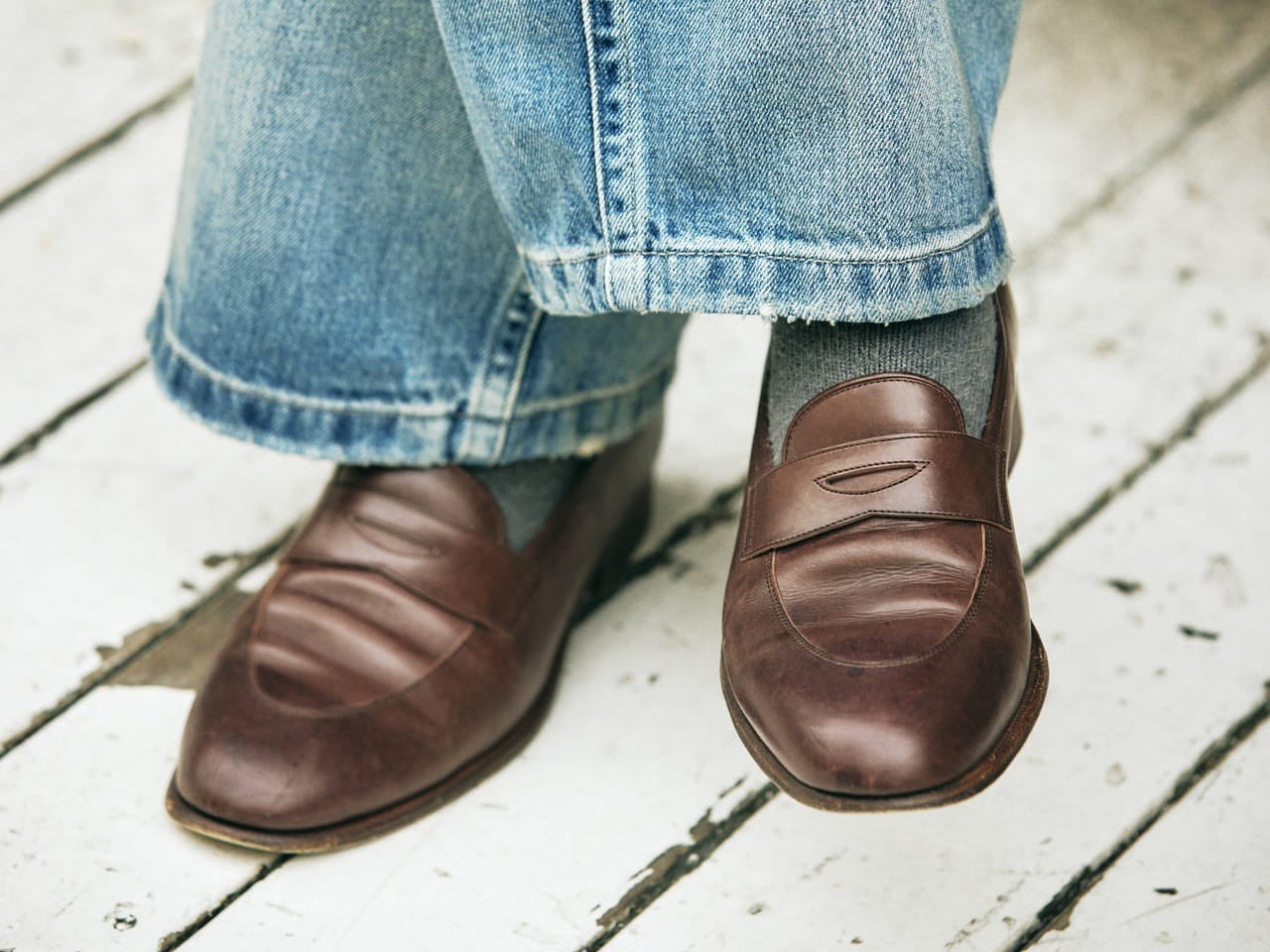 デニムには大人な革靴を。リーバイス®、メゾン マルジェラをレザーシューズで引き締める４人のテクニック。
