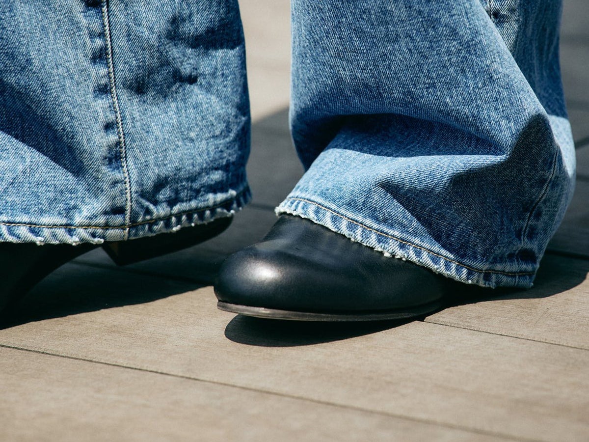 今日は「楽なのに大人な黒革靴」が履きたくて。オシャレな８人の紐なしレザーシューズと正解着こなし。
