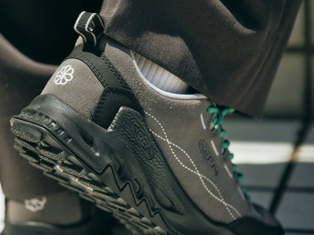 ワイドパンツでも「大人カラースニーカー」ならモテる！ プーマ、キーン…４人の正解着こなしをオシャレ女子が絶賛！