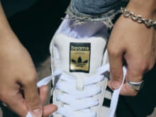 「アディダス」こそ“大人クリーンな白”を愛用。買ってよかったスニーカーと正解着こなし３選。[adidas Originals]