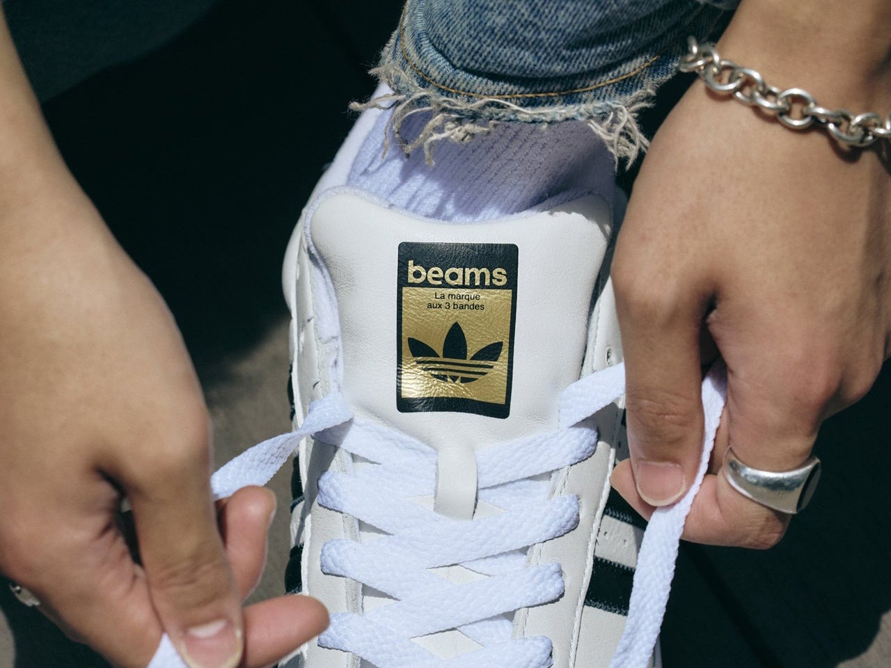 「アディダス」こそ“大人クリーンな白”を愛用。買ってよかったスニーカーと正解着こなし３選。[adidas Originals]