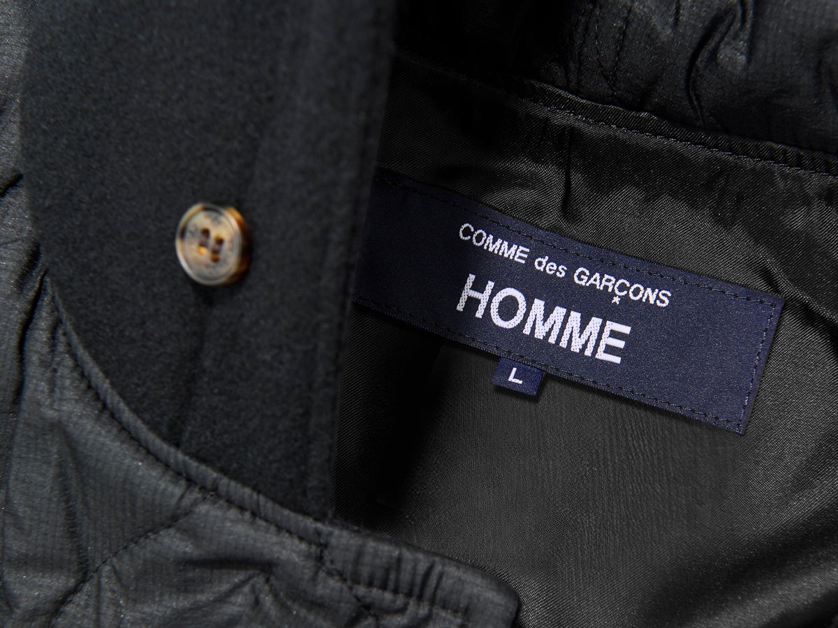 「コム デ ギャルソン・オム」で秋に買うべき新作“黒名品”４選。最強コラボなゴアテックスダウン、大人コート…洗練のブラックに注目！［Comme des Garçons Homme］