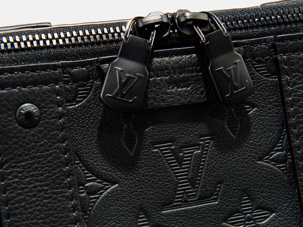 ルイ・ヴィトン、プラダ…「ハイブランド」の“新作黒バッグ”５選。ブラックレザーのショルダーやボストンなどいま買うべき名品が集結！