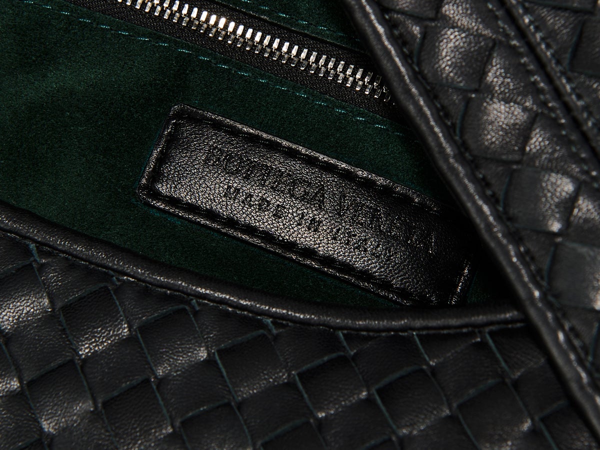 「ボッテガ・ヴェネタ」で10月に買うべき新作“黒バッグ”はレザーの美しさを存分に生かしたクロスボディ！［Bottega Veneta］