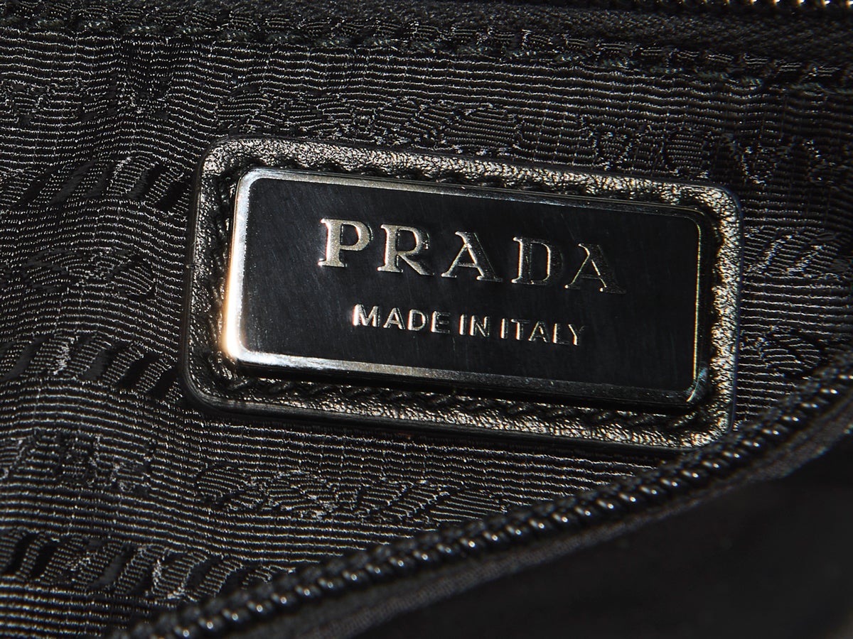 「プラダ」で10月に買うべき大人バッグは“黒いRe-Nylon”！ 名作ワンショルダーバッグパックはオンオフ使える洗練のルックス！［PRADA］