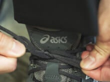 オシャレな人は「アシックス」の“大人カラースニーカー”にワイドパンツを合わせる！６人のGEL着こなしスナップ。