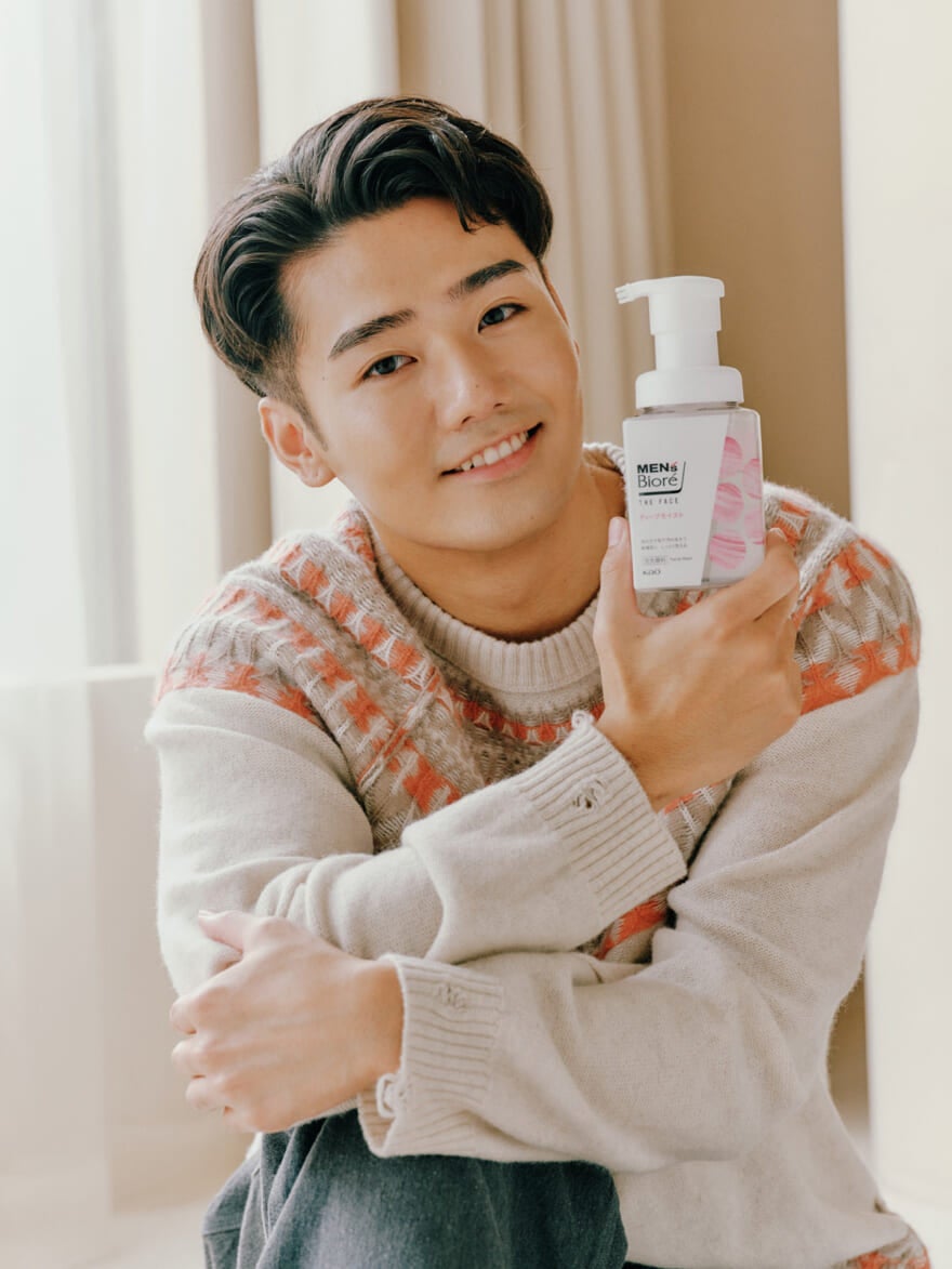 メンズビオレ THE FACE「ディープモイスト」を手に持つ鈴々木響さん