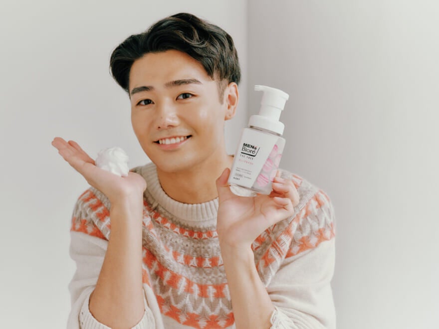 洗顔料「メンズビオレ THE FACE」のたっぷりの泡を見せる鈴々木響さん