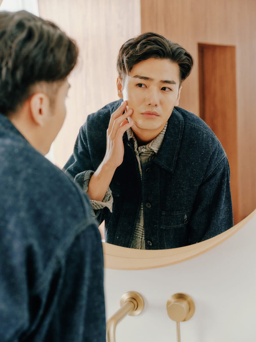 肌のくすみや毛穴の汚れに悩む男性のイメージ