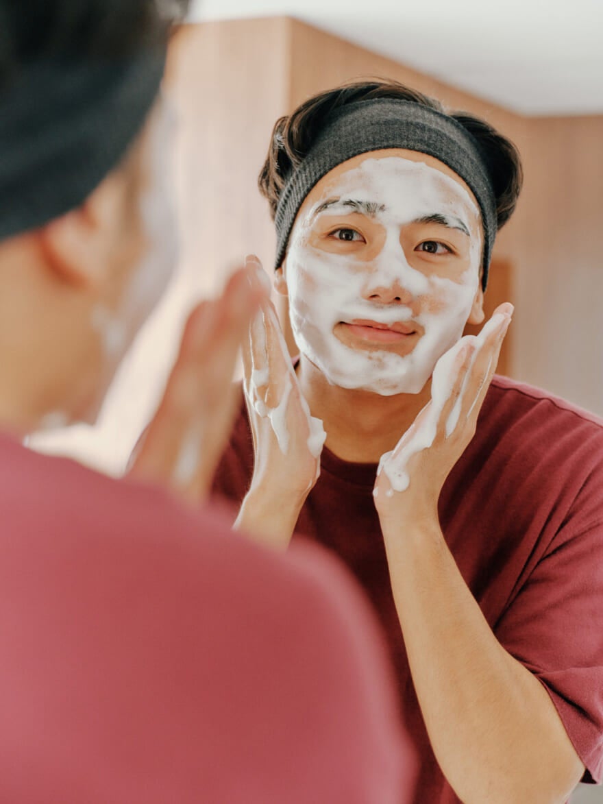 メンズビオレ THE FACE「ディープモイスト」を使用して洗顔する鈴々木響さん