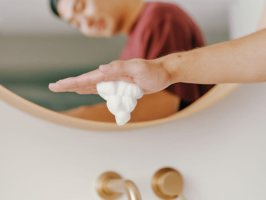 洗顔料「メンズビオレ THE FACE」の泡が濃密で、手のひらを逆さにしても落ちない