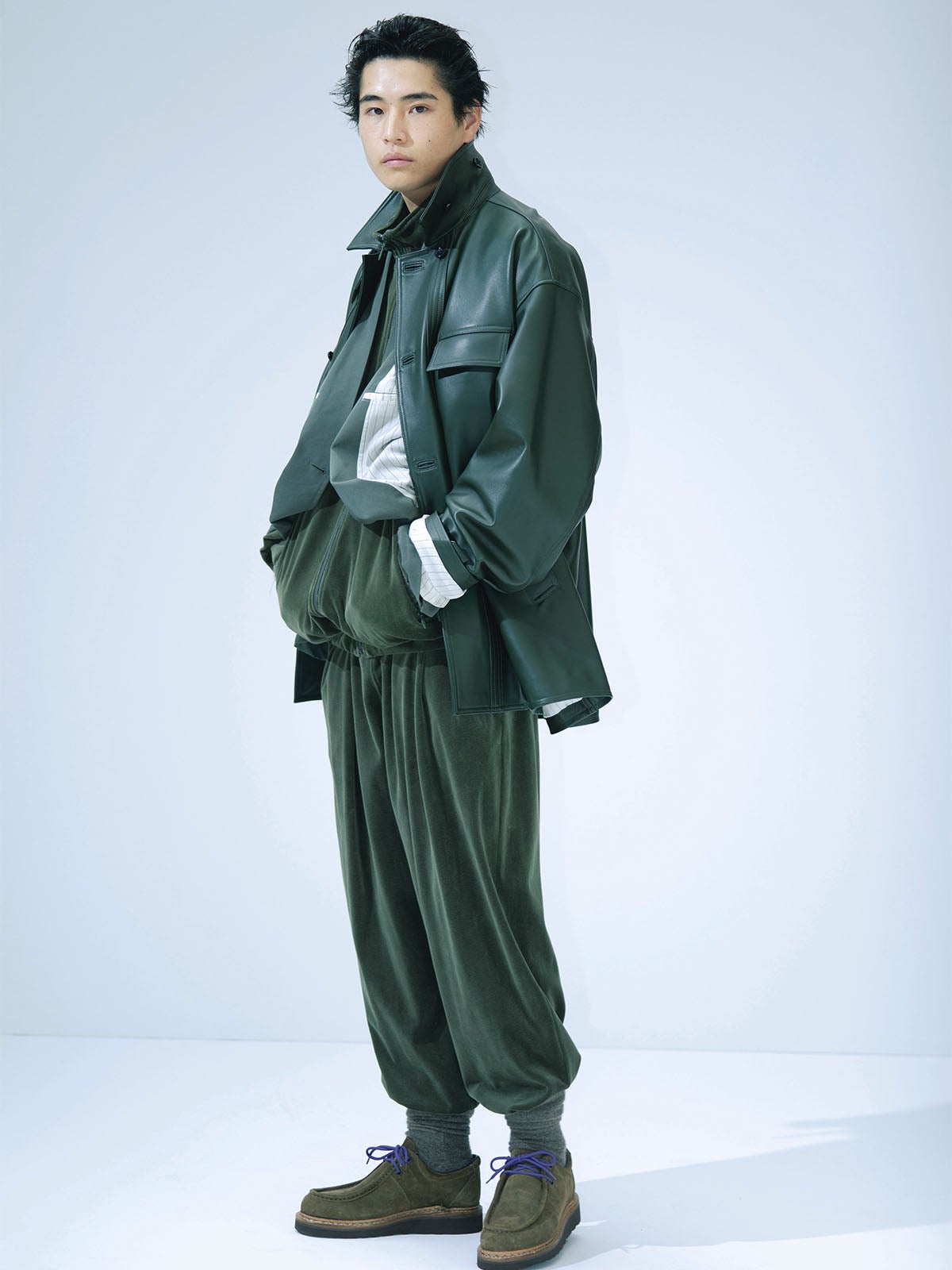 シープスキン素材のジャケットを主役に、全身深いグリーンコーデの中沢元紀さん