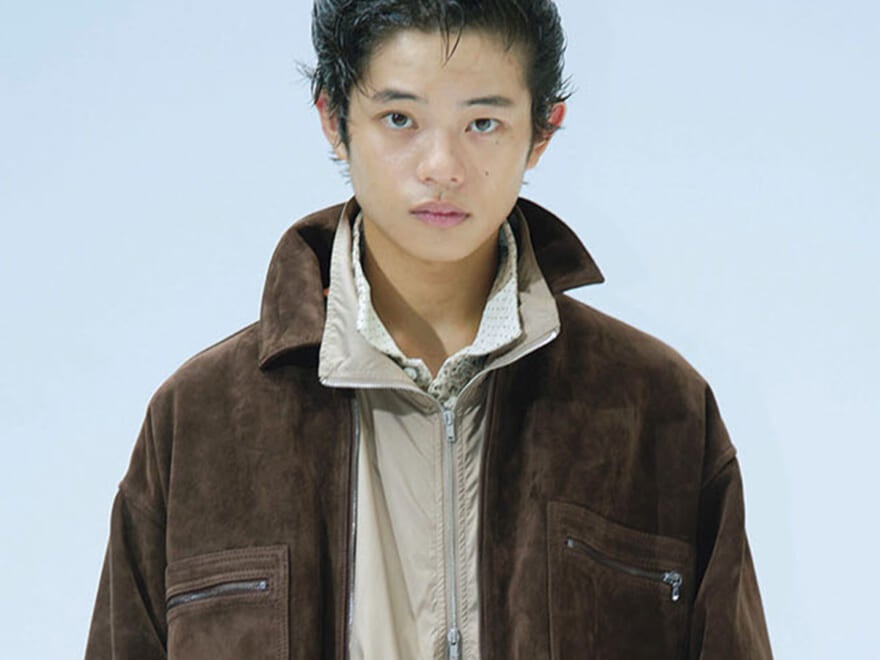 黒川想矢が着こなす「優しいレザージャケット」。トレンドのスウェードとムートンを選んで。