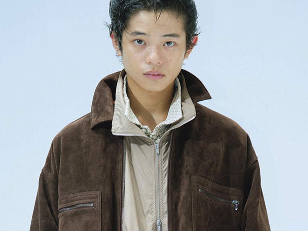 黒川想矢が着こなす「優しいレザージャケット」。トレンドのスウェードとムートンを選んで。