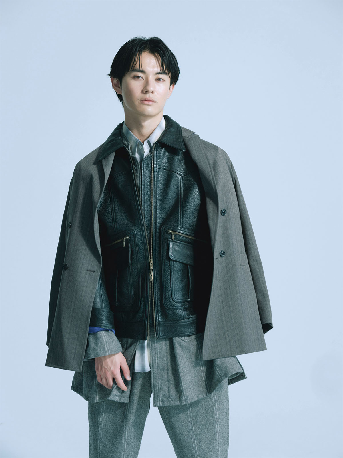 レザージャケットをレイヤードしたコーデを着用した前田拳太郎さん