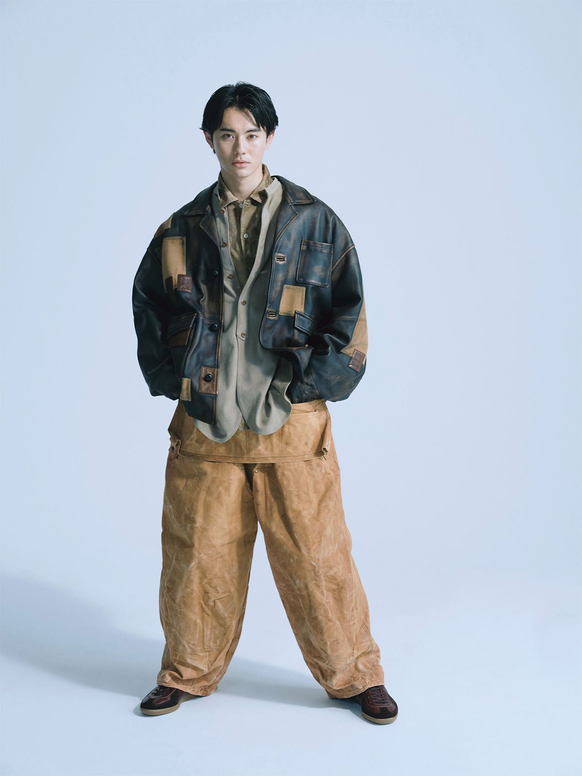 ヴィンテージのような風合いのレザージャケットを着用した前田拳太郎さん