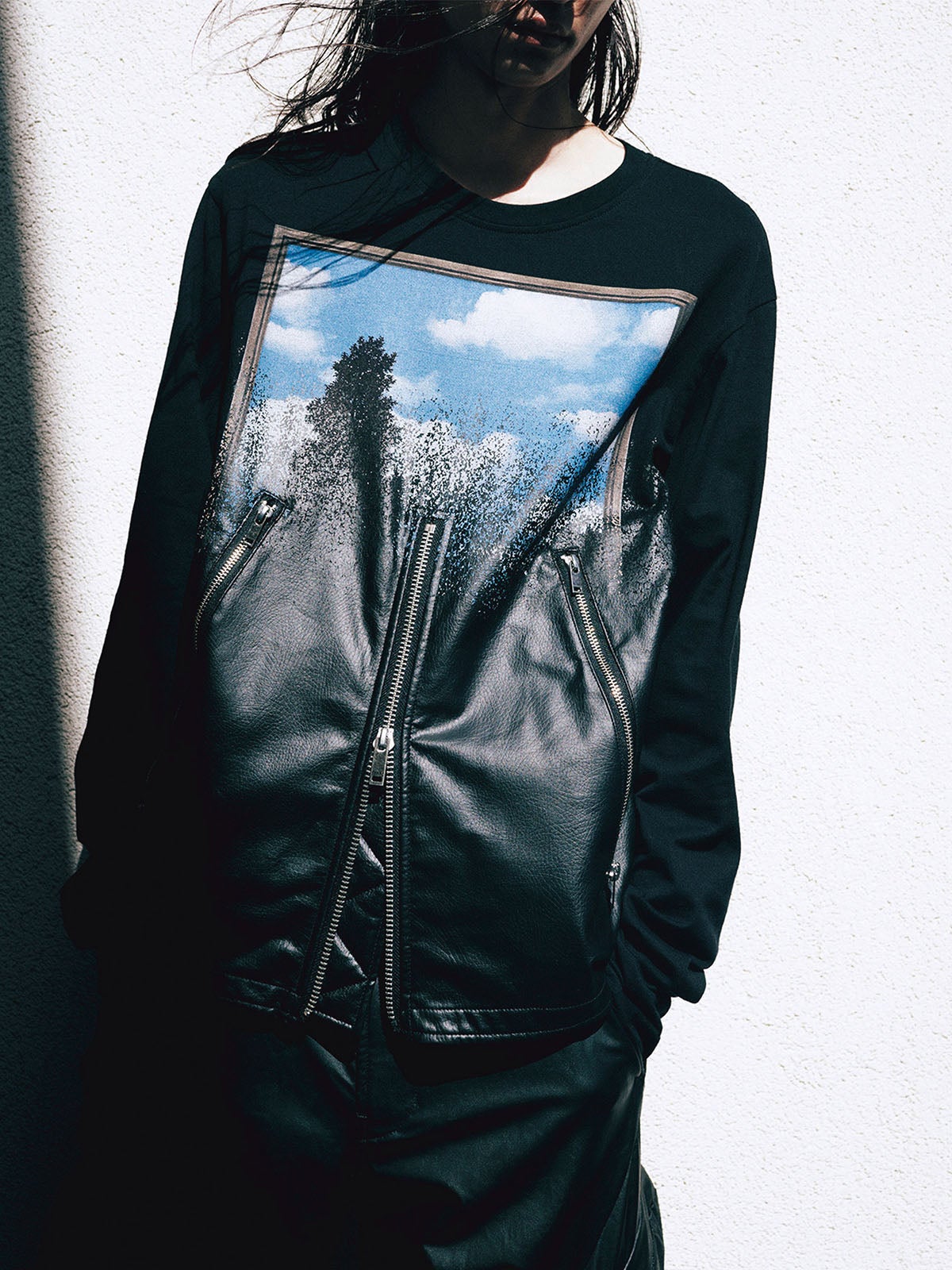 風景画が描かれたロングスリーブTシャツとライダースジャケットが溶け合うようにつながるスペシャルなアイテムの着こなし