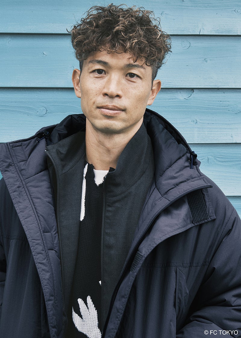 FC東京のアパレル「FC TOKYO 24.7」のフーデッドコートを着用するサッカー選手の森重真人さん2