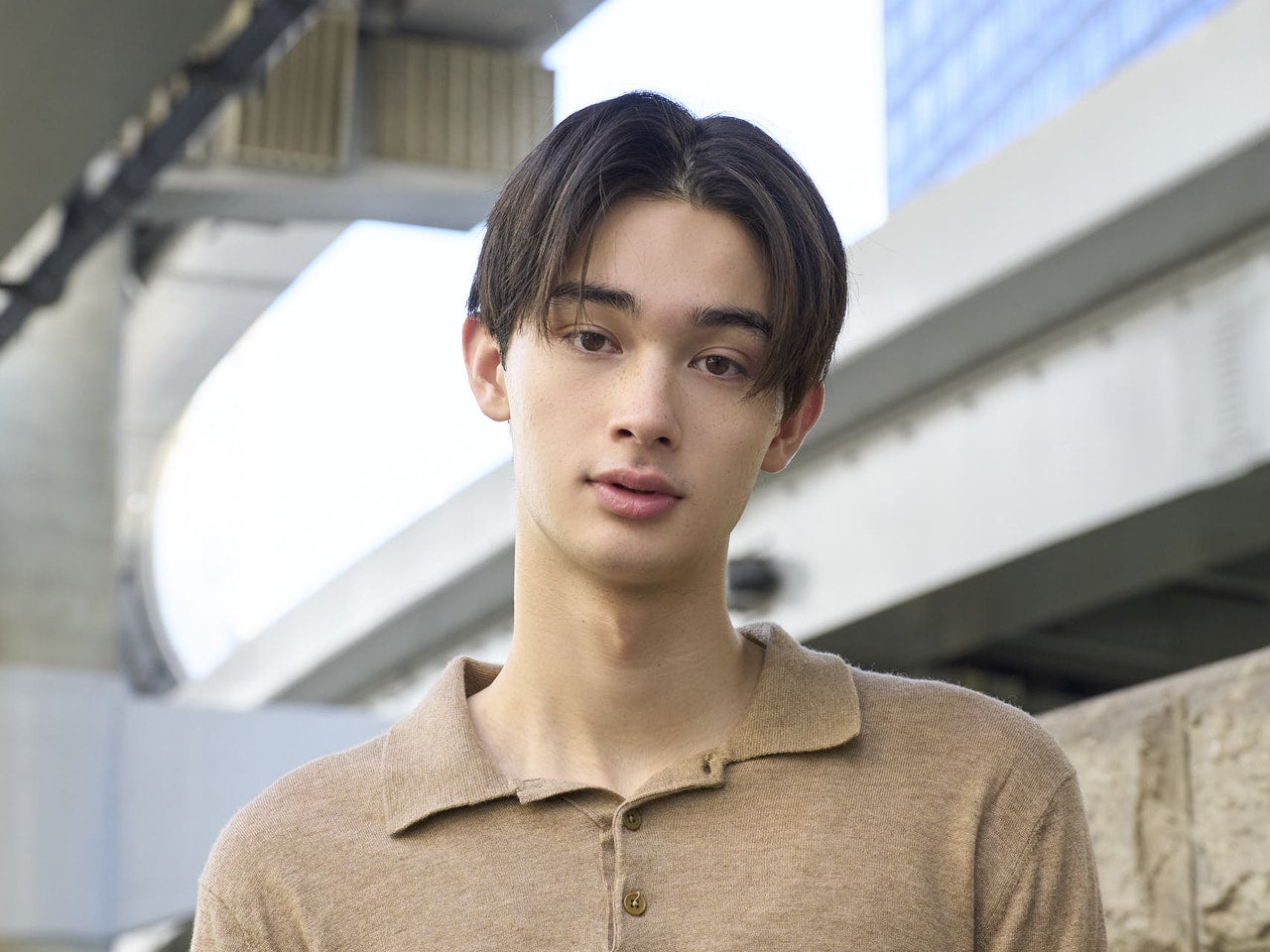 [栄莉弥] 3年間愛用する「ヴァンズ」に「オーラリー」のライトグリーンのパンツがベストマッチ！　「ザラ」の秋色ニットポロで優しげな雰囲気に【メンズノンノモデルの私服スナップ】