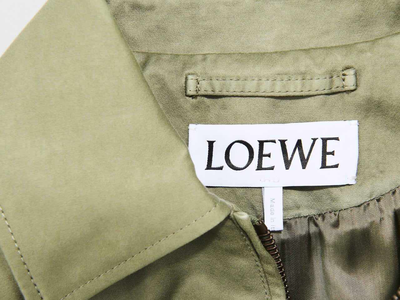 「ロエベ」で10月に買うべき新作アウターは“大人カラージャケット”！ シンプルな中にエレガントなギミックが満載。［LOEWE］