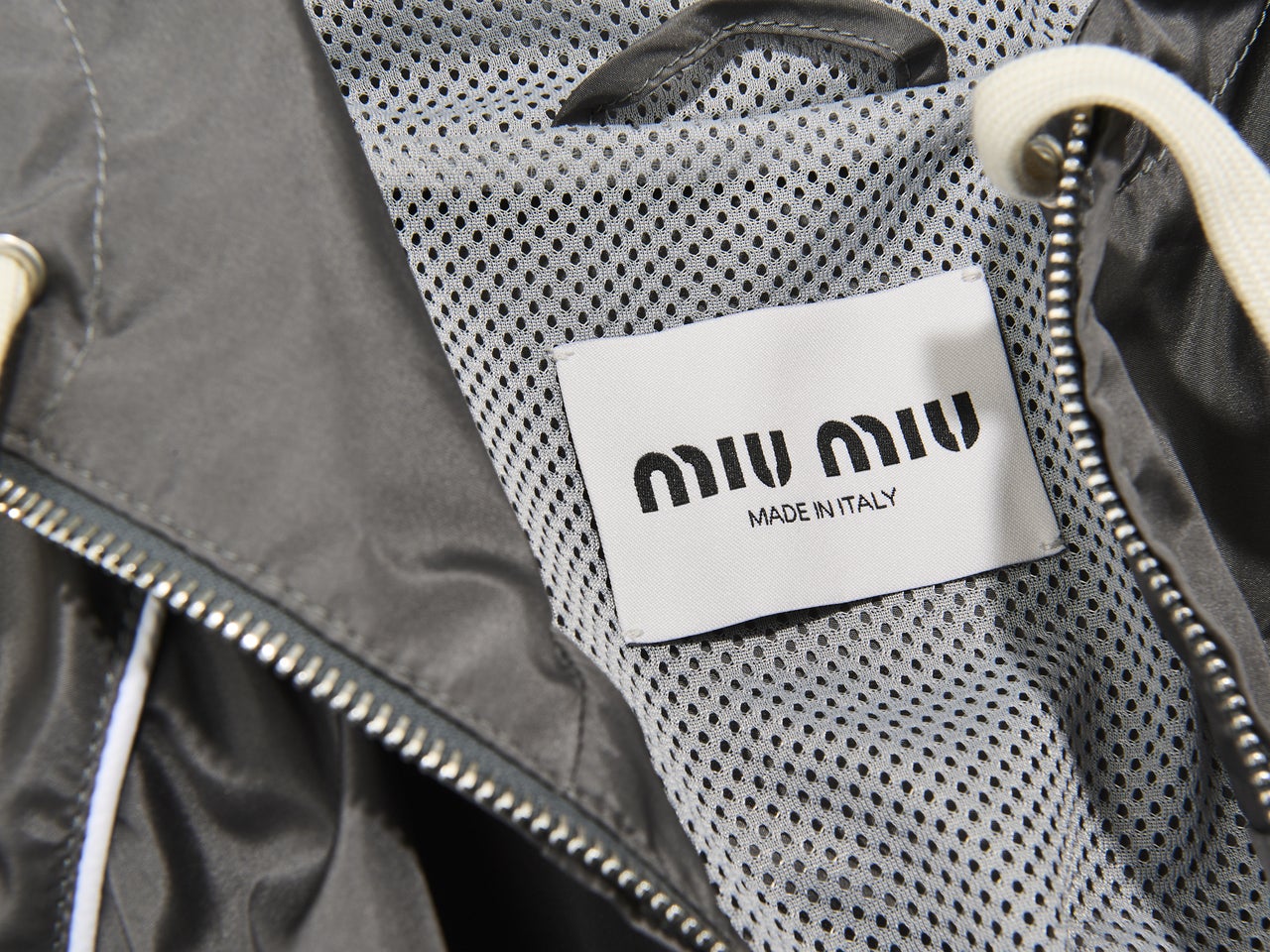 「ミュウミュウ」で10月に買うべきライトアウターを厳選！大人グレーなジャケットで洗練のスポーツエレガンスをまとって。[MIU MIU]