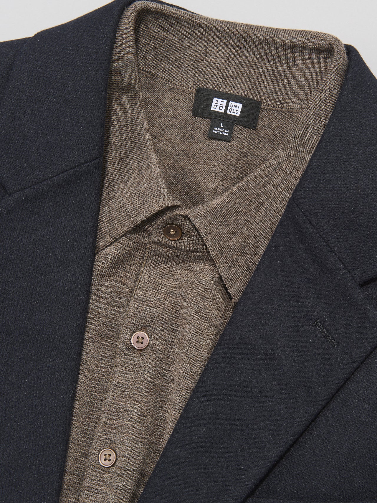 全身「ユニクロ」でつくるビジカジな好印象高見えジャケットコーデ③のディテール