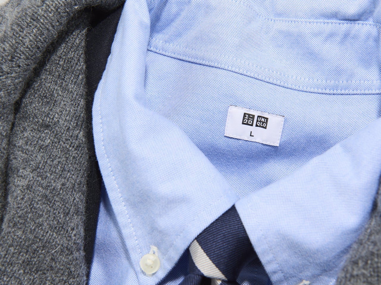 全身「ユニクロ」でつくるビジカジな好印象高見えジャケットコーデ④の首元寄り