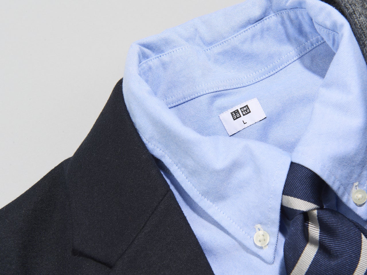 全身「ユニクロ」でつくるビジカジな好印象高見えジャケットコーデのシャツとネクタイ寄り