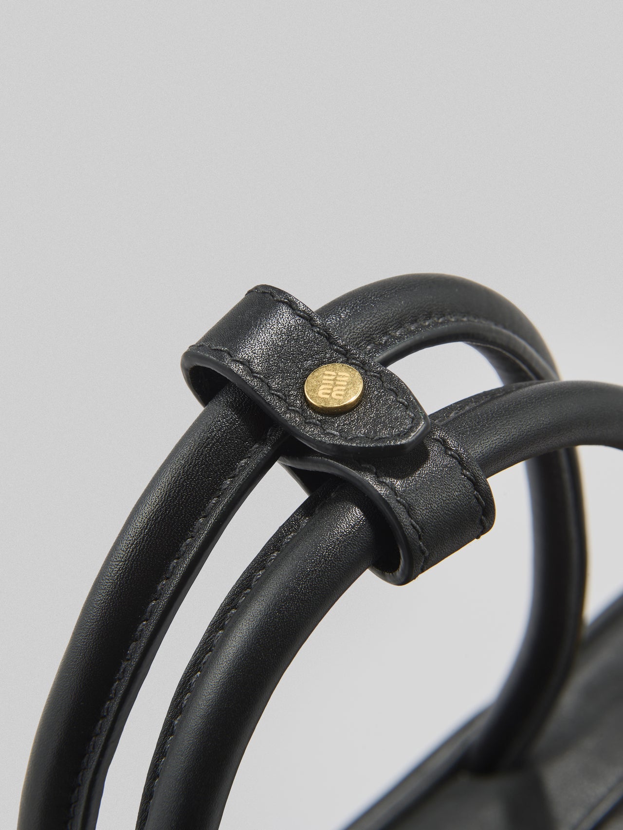 Gallery]「ミュウミュウ」で10月に買うべき名品“黒レザーバッグ”は大人