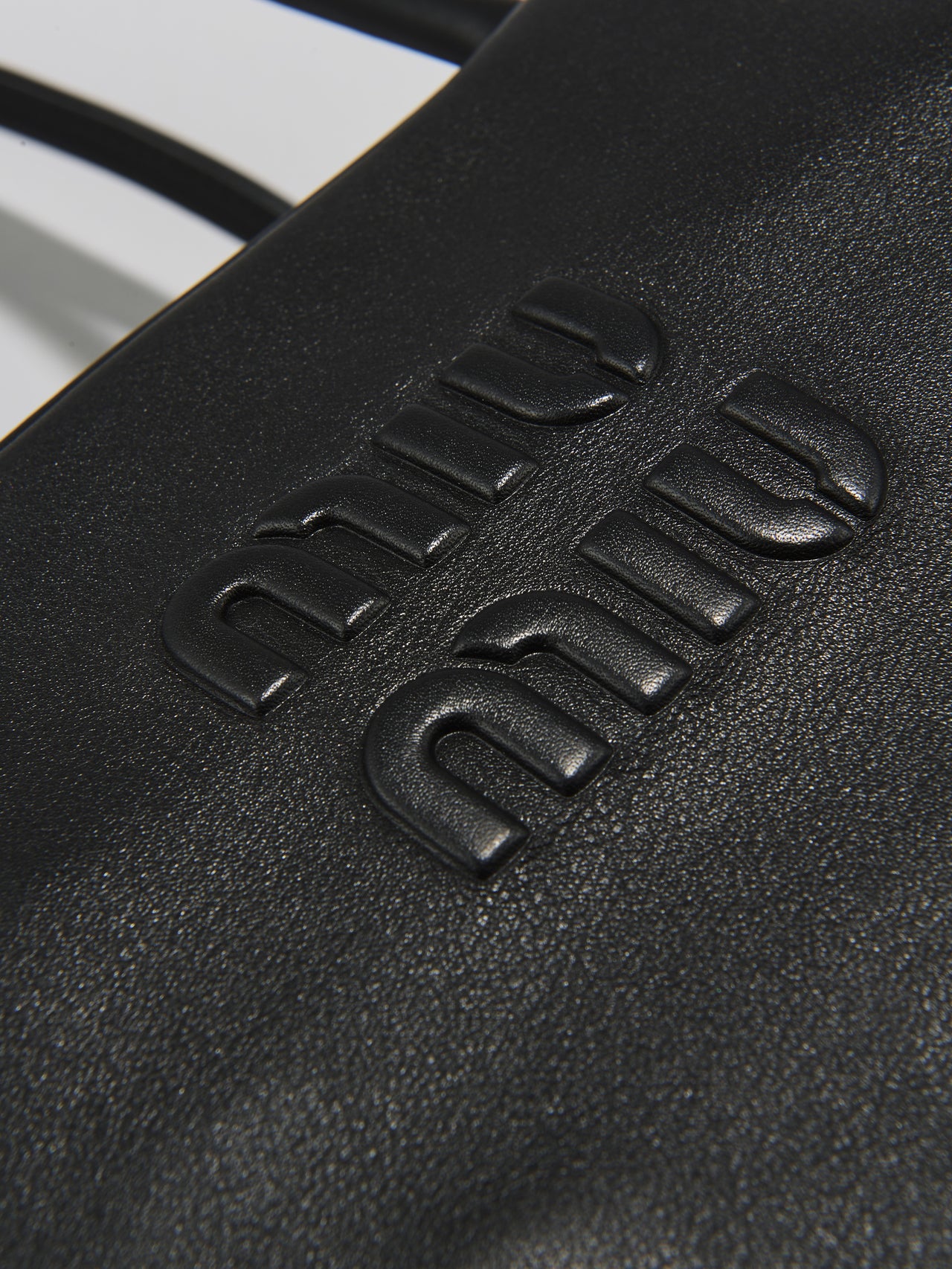 Gallery]「ミュウミュウ」で10月に買うべき名品“黒レザーバッグ”は大人