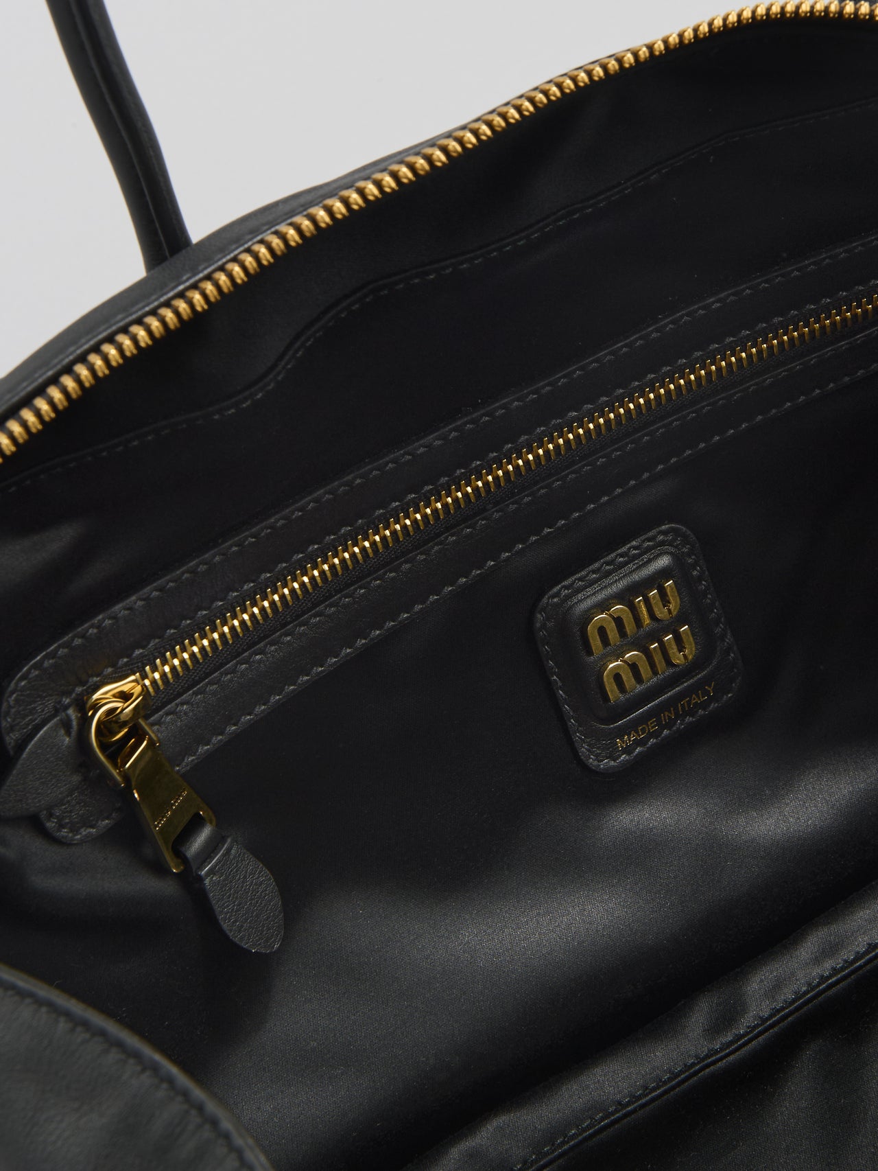 ミュウミュウ レザー バッグ 黒 Gallery]「ミュウミュウ」で10月に買うべき名品“黒レザーバッグ”は大人
