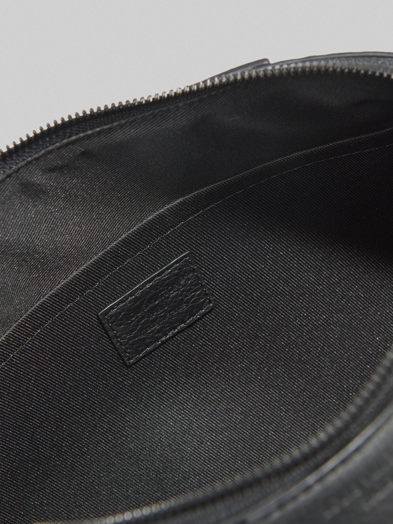 Gallery]「ルイ・ヴィトン」で10月に買うべき名作“黒レザーバッグ”を