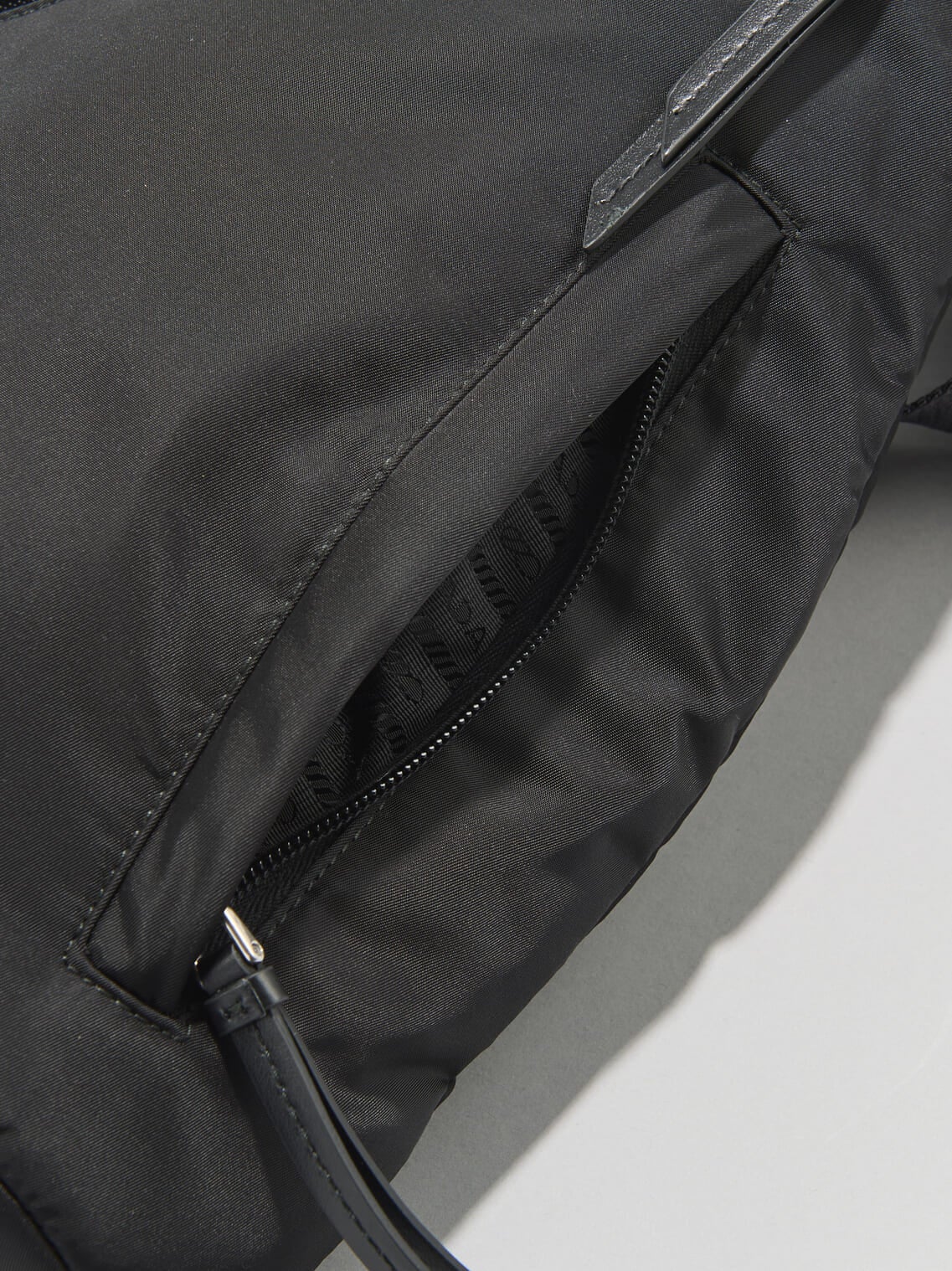 プラダのRe-Nylon×レザー ワンショルダーバックパックのフロントポケットのファスナー