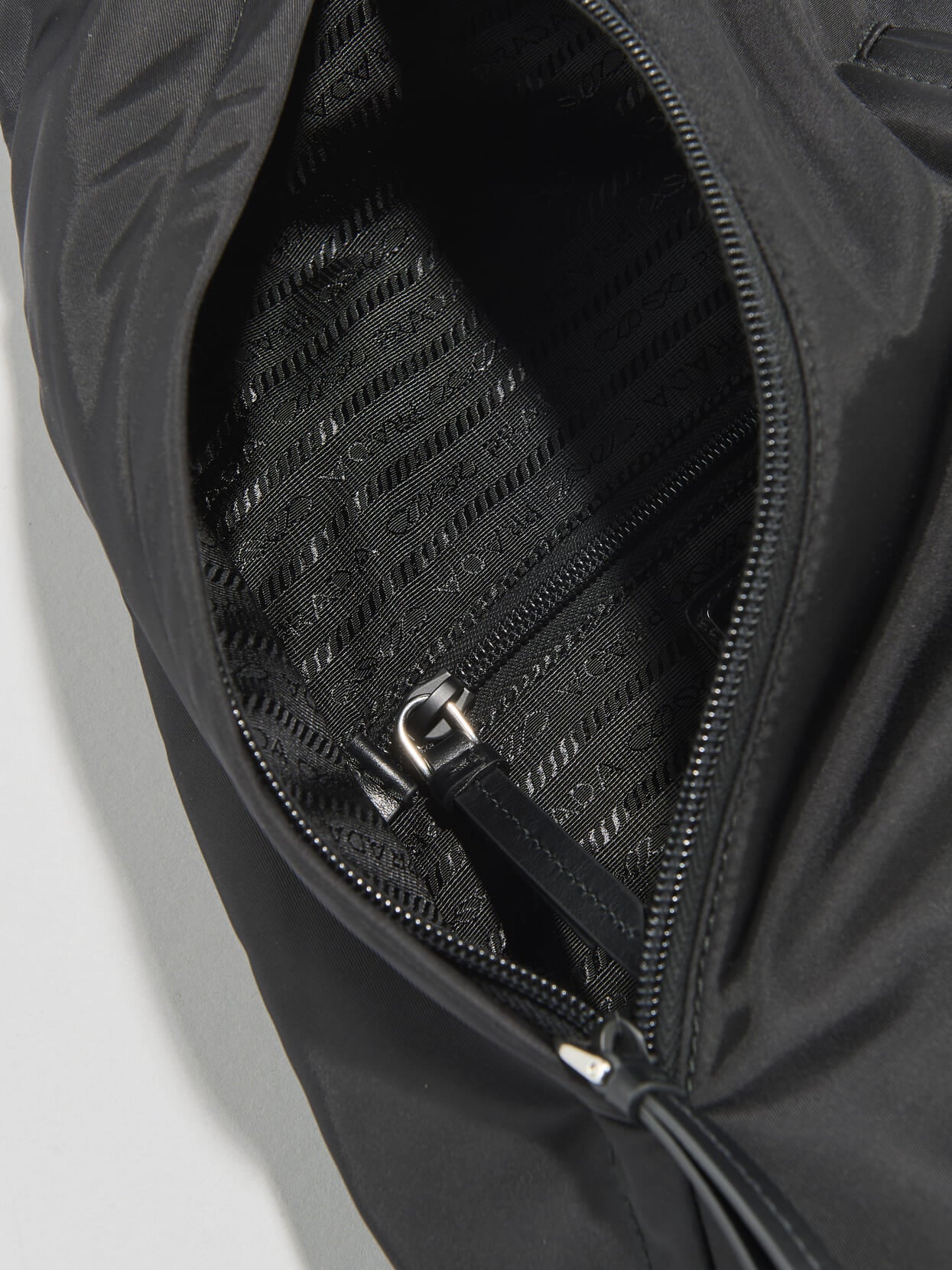 プラダのRe-Nylon×レザー ワンショルダーバックパックのジャカード織のライニング