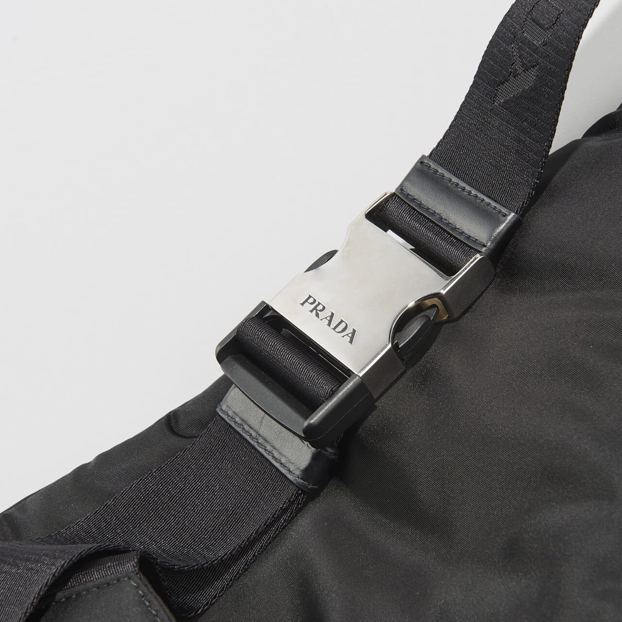 プラダのRe-Nylon×レザー ワンショルダーバックパックのショルダーストラップのバックル