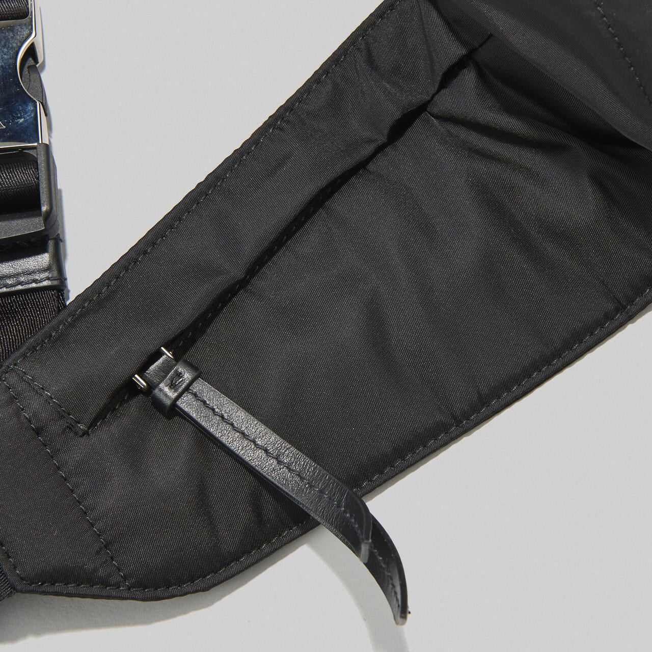 プラダのRe-Nylon×レザー ワンショルダーバックパックのショルダーについたファスナーポケット