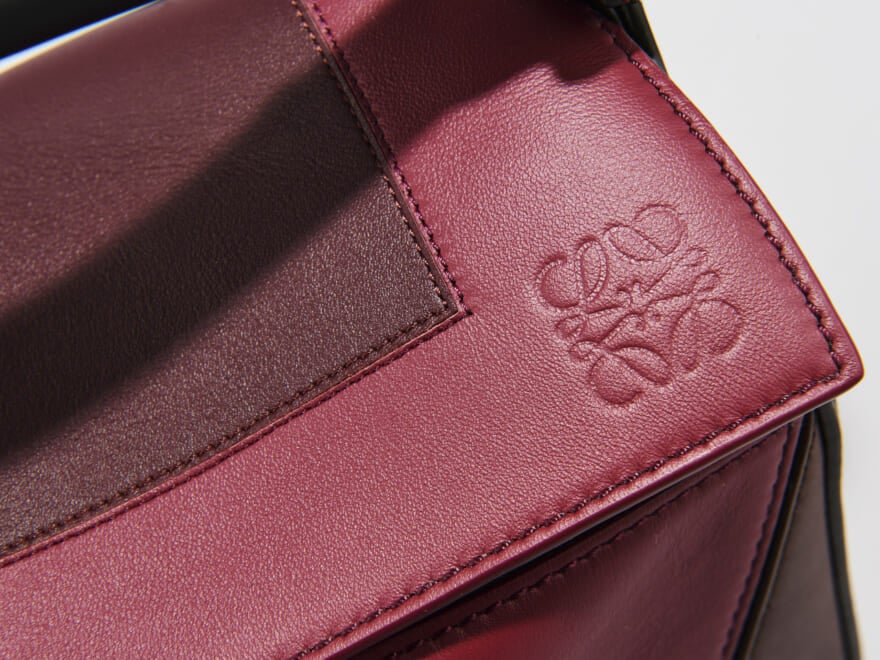 [Gallery]「ロエベ」で10月に買うべき新作“パズルバッグ”は大人カラーなスモールで決まり！ありそうでなかったレザーの配色に惹かれて。［LOEWE］