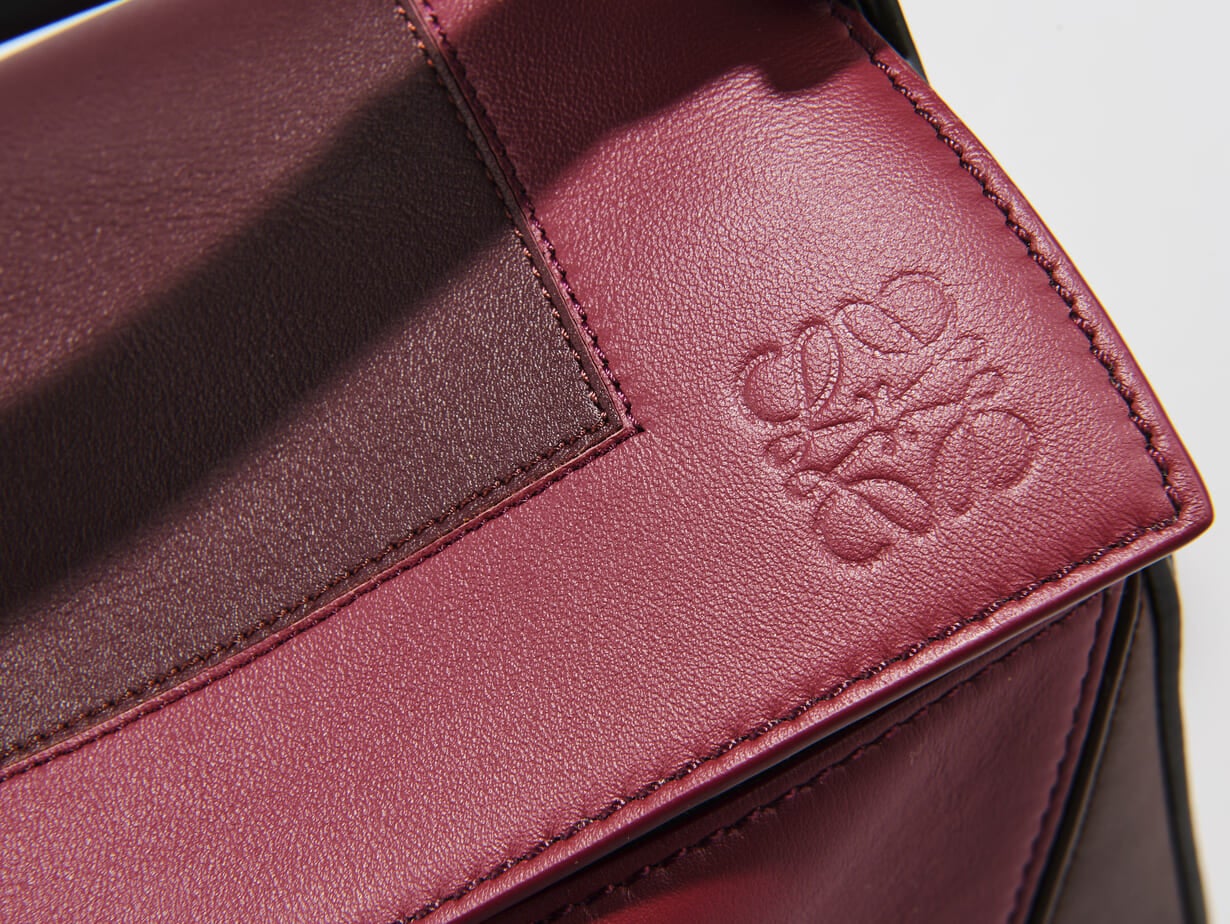 「ロエベ」で10月に買うべき新作“パズルバッグ”は大人カラーなスモールで決まり！ありそうでなかったレザーの配色に惹かれて。［LOEWE］