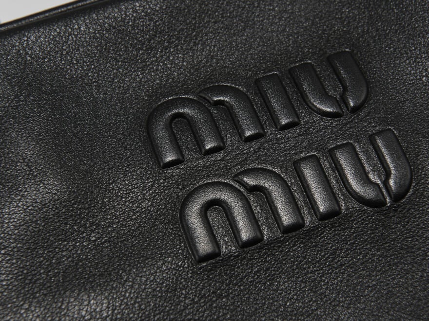 Gallery]「ミュウミュウ」で10月に買うべき名品“黒レザーバッグ