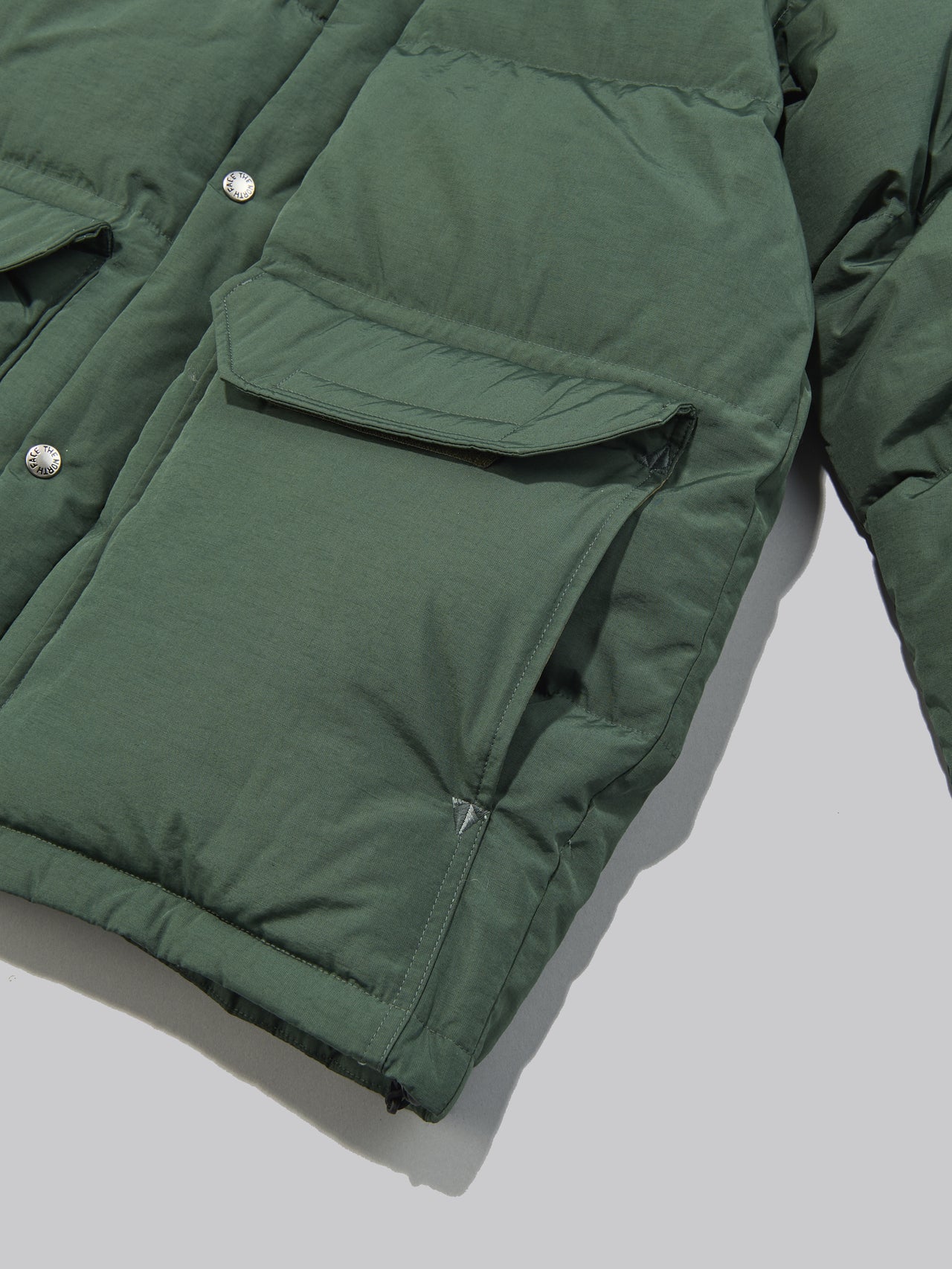 ザ・ノース・フェイスのダウン・キャンプシエラショート ジャケットのフロントポケット