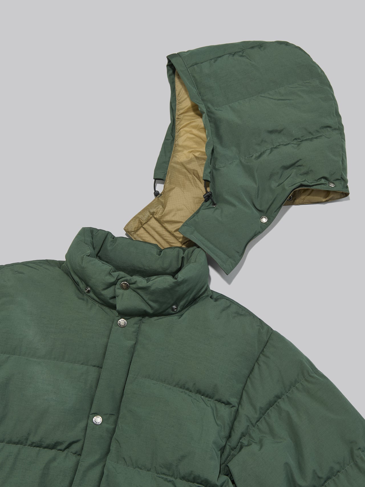 ザ・ノース・フェイスのダウン・キャンプシエラショート ジャケットの取り外せるフード