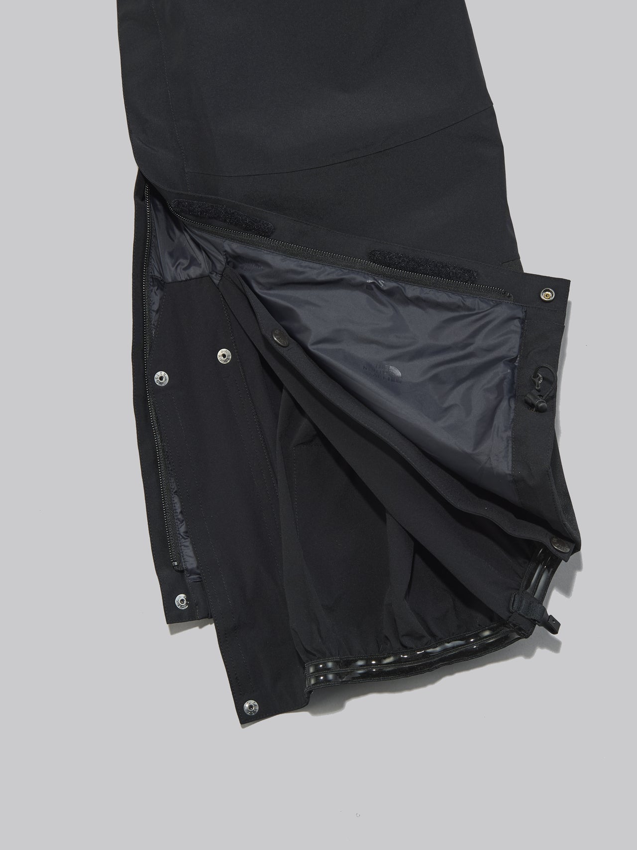 ザ・ノース・フェイスの黒い防水マウンテンパンツの裾のアイゼンガード