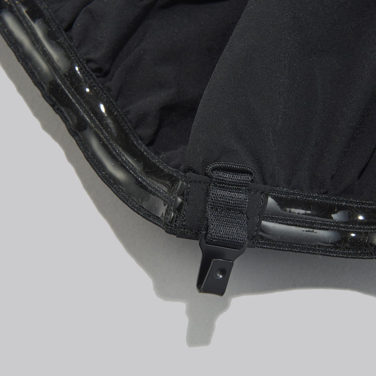 ザ・ノース・フェイスの黒い防水マウンテンパンツのアイゼンガードのディテール