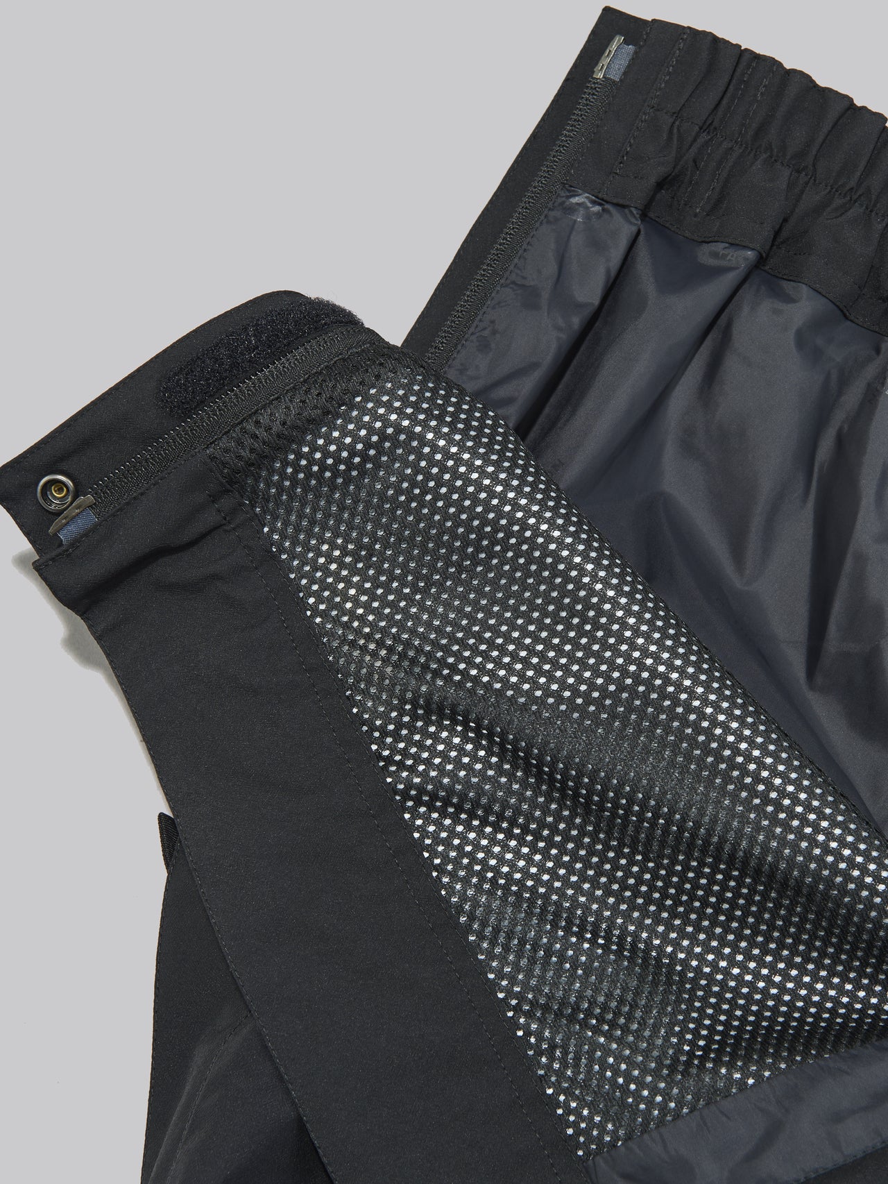 ザ・ノース・フェイスの黒い防水マウンテンパンツの内側のメッシュ素材