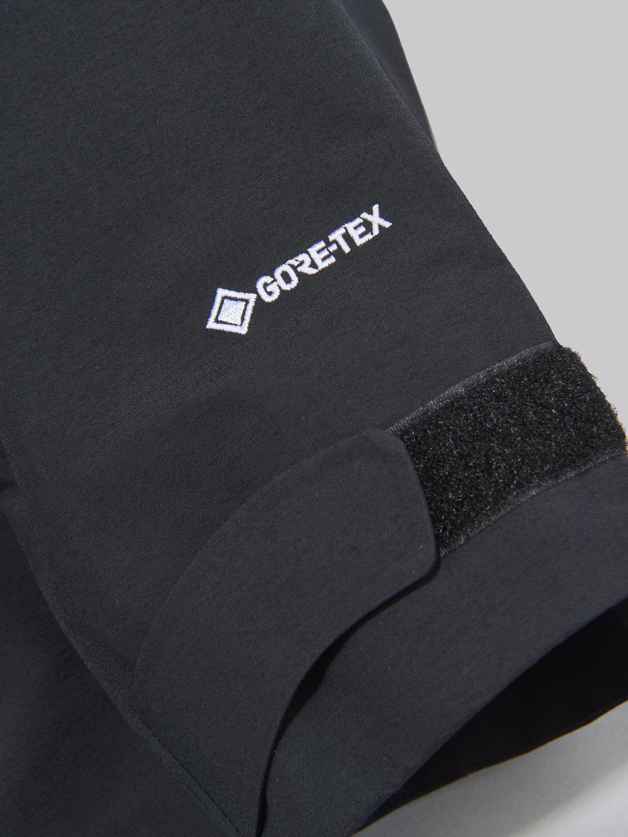 ザ・ノース・フェイスの黒いウインターダンスジャケットの袖の面ファスナー