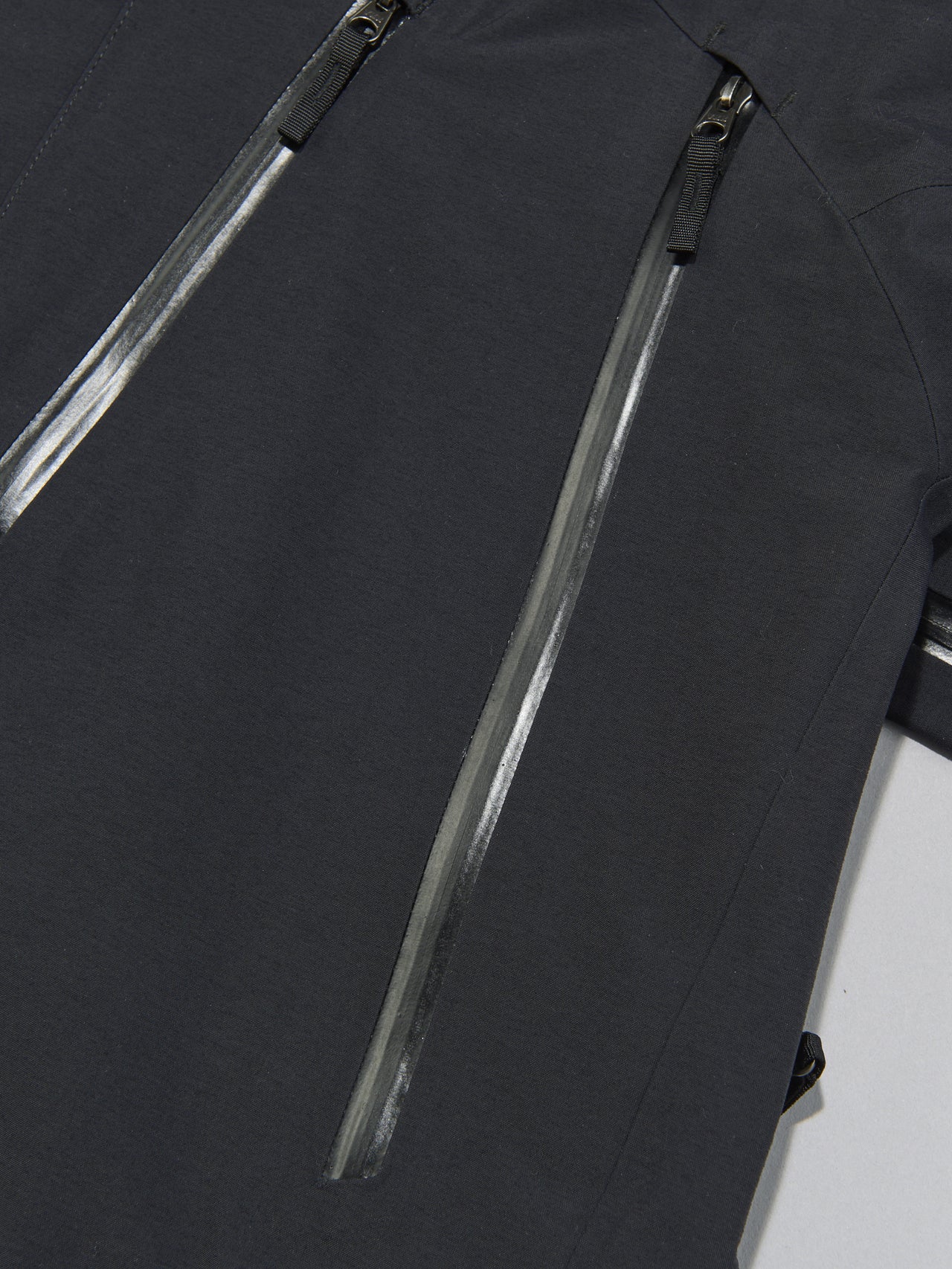 ザ・ノース・フェイスの黒いウインターダンスジャケットのハンドウォームポケット