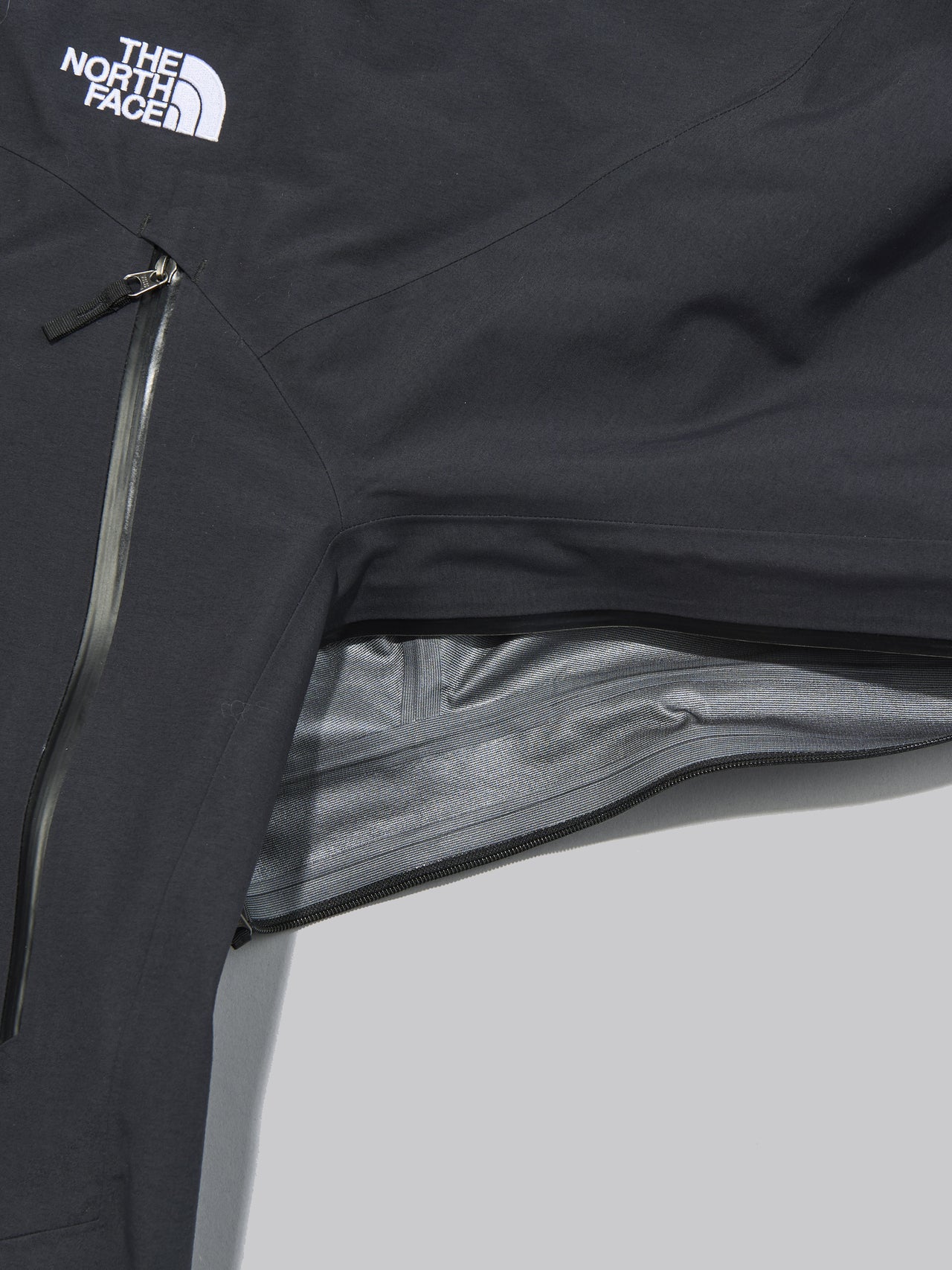 ザ・ノース・フェイスの黒いウインターダンスジャケットの脇のベンチレーション