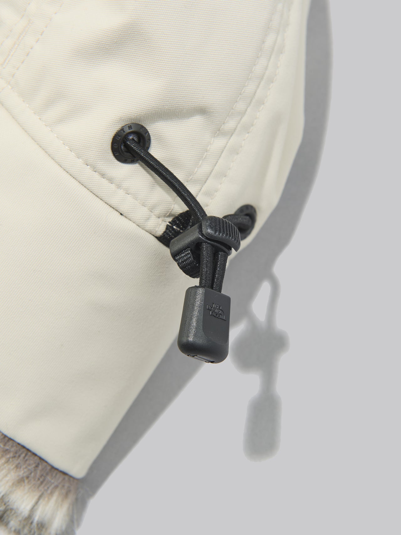 ザ・ノース・フェイスのインサレーションボンバーキャップのフードのドローコード