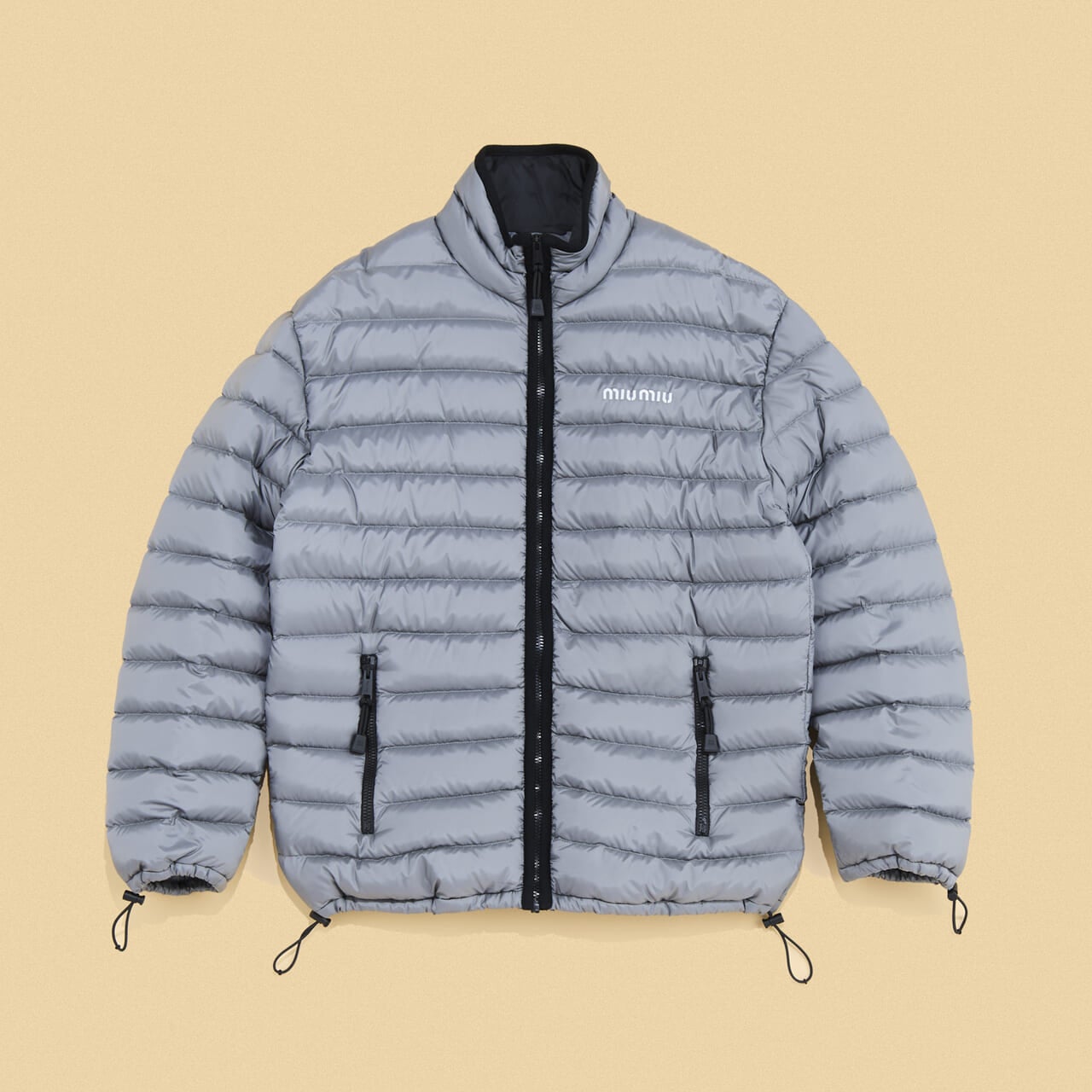「ミュウミュウ」で この冬押さえたい名作ダウンジャケット 軽量ポンジ ダウンジャケット