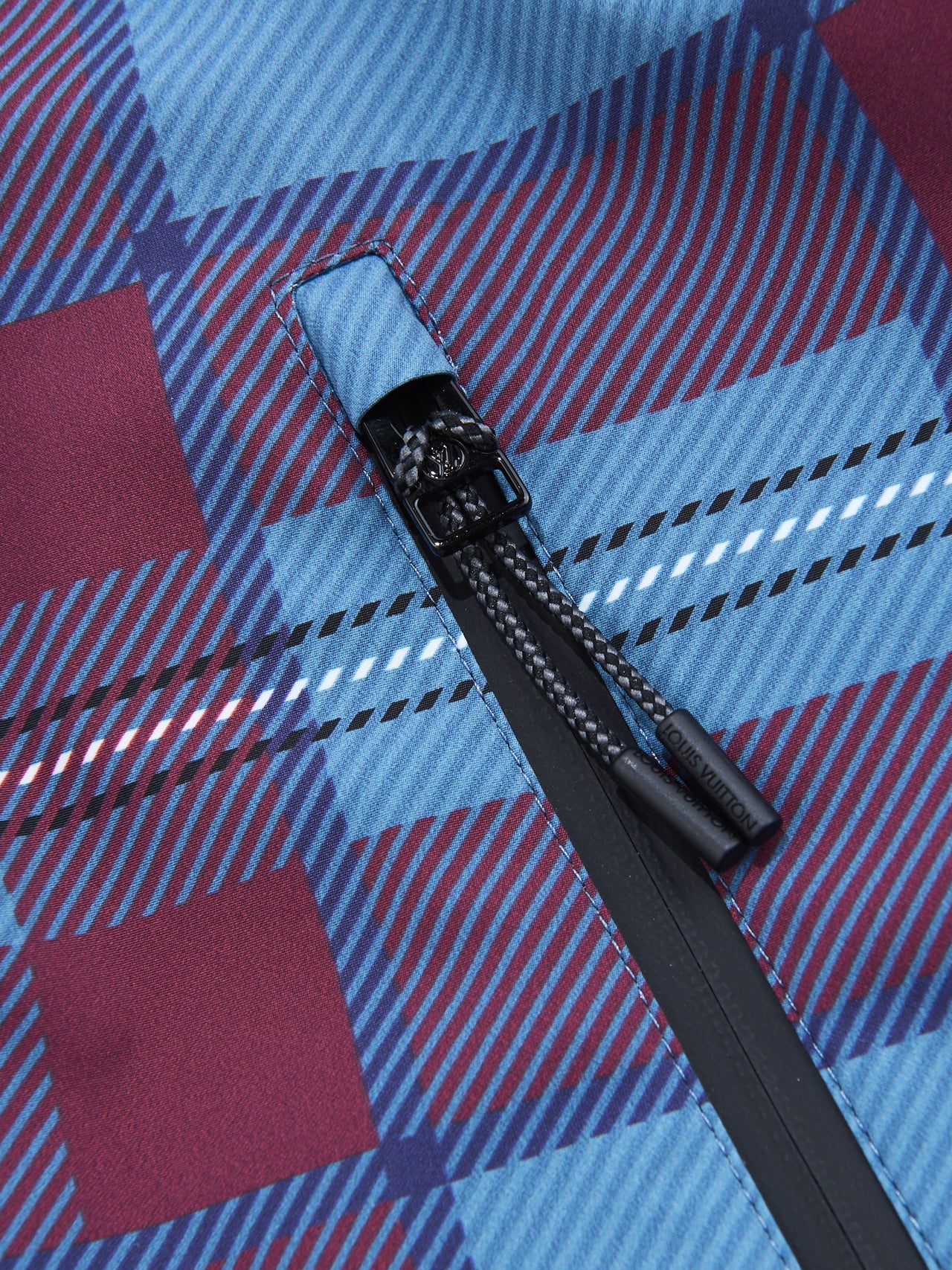 「ルイ・ヴィトン」で この冬買うべき名作ダウンジャケット/ダウン スキージャケットのフロントポケット